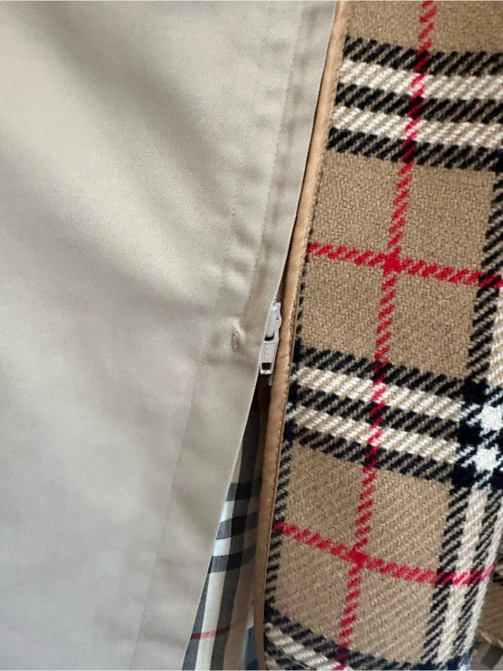 Burberry belt spots removable